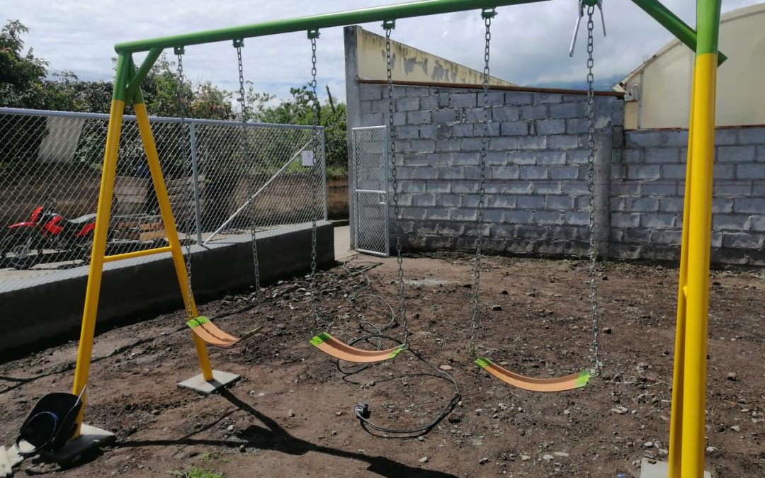 Instalación de Juegos Infantiles Barrrio Garzon Fonseca